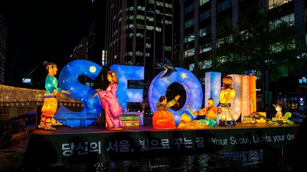밤에 조명을 밝힌 서울 글자 조형물