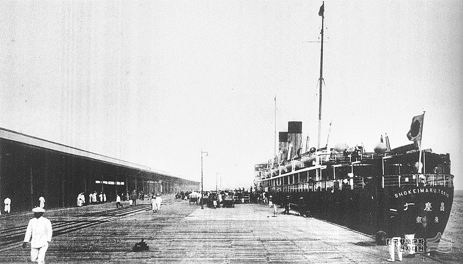 선박과 항만 시설이 늘어선 1920년대 일제강점기 부산항