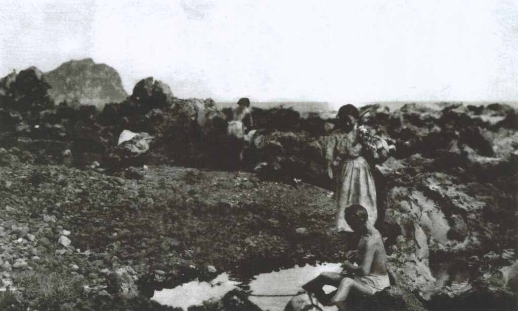 1922년경 제주 바닷가에서 물질을 마치고 쉬는 해녀들의 모습