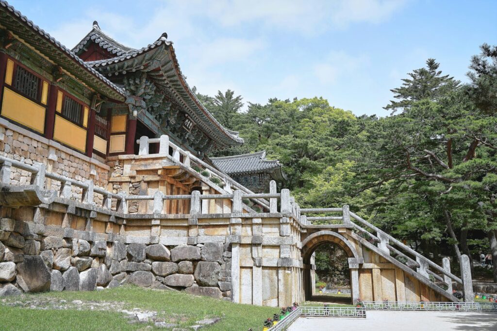 경주 불국사의 전각과 석탑이 어우러진 풍경