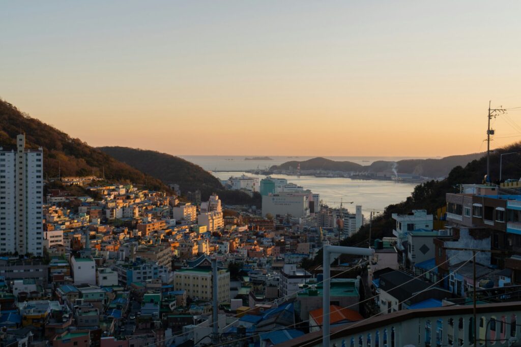 산비탈 주택가 너머로 부산항과 바다를 내려다본 풍경