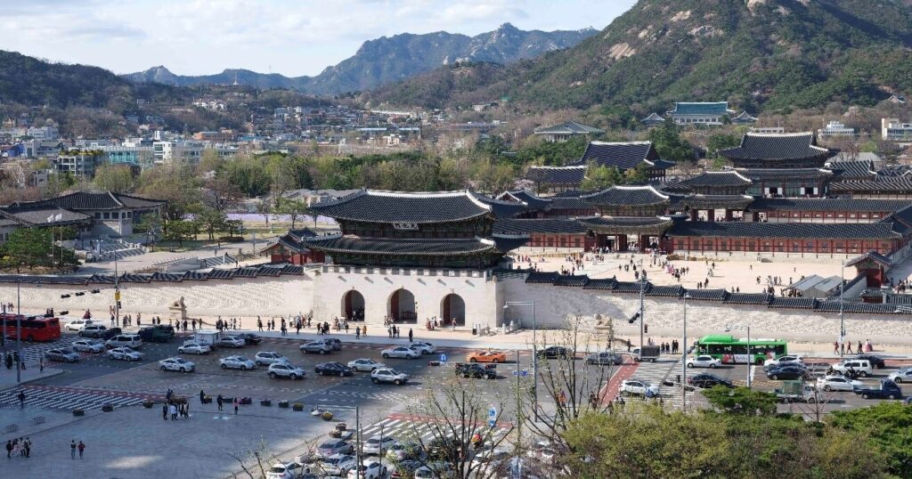 경복궁과 광화문을 중심으로 바라본 서울 도심 전경