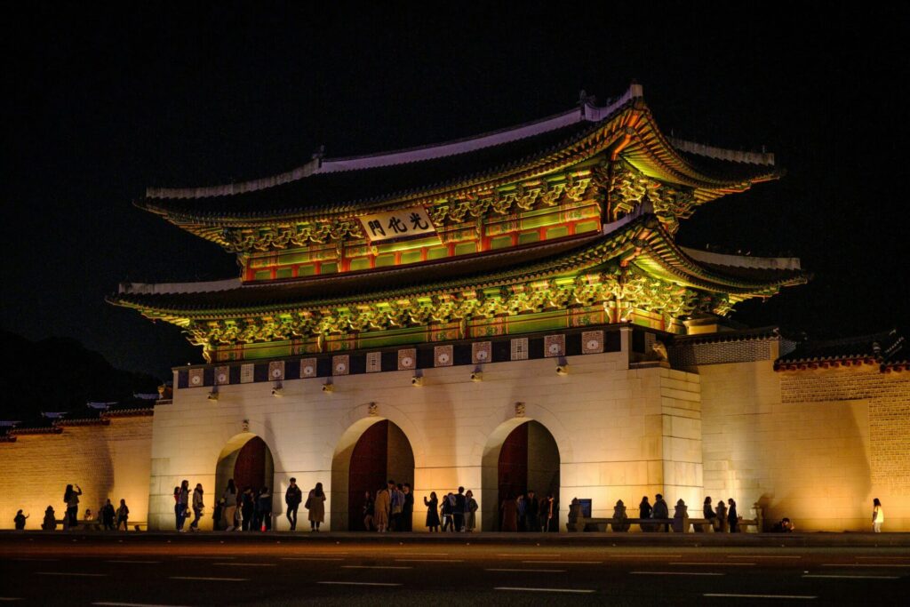 야간 조명을 밝힌 경복궁 광화문