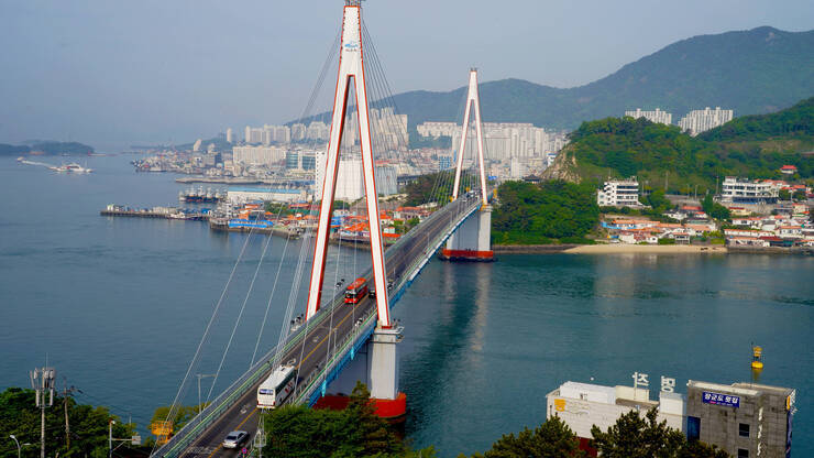 돌산대교와 여수 앞바다, 도심과 산이 함께 보이는 여수 전경