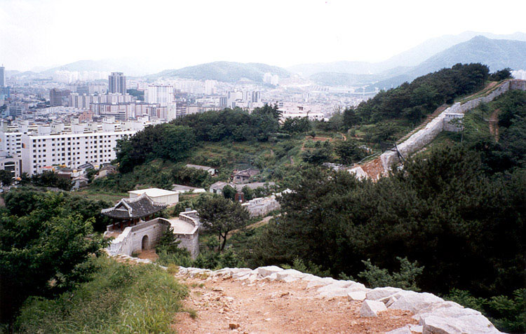 부산 이름의 변천사의 시작 동래읍성지 북문과 성벽 너머로 보이는 부산 시가지