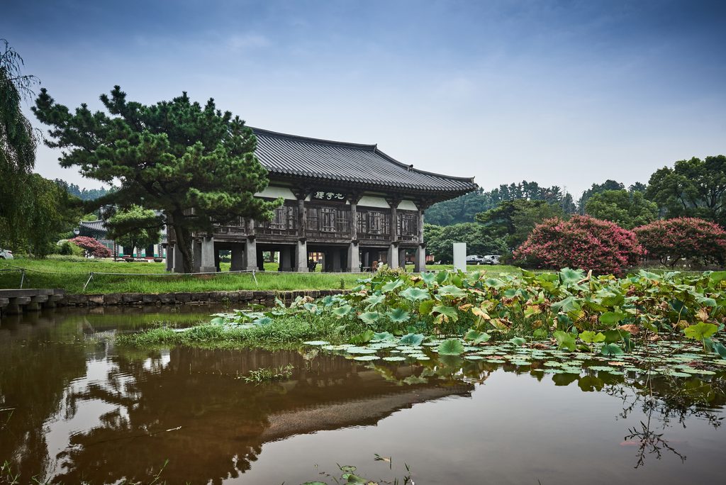 1986~1990년에 복원된 건물과 옛 절터 유구가 함께 있는 제주 법화사지