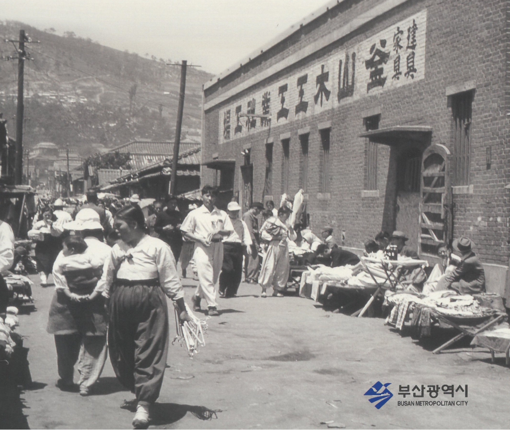한국전쟁 피란 시기 부산 시장 골목에서 장사하고 오가는 사람들