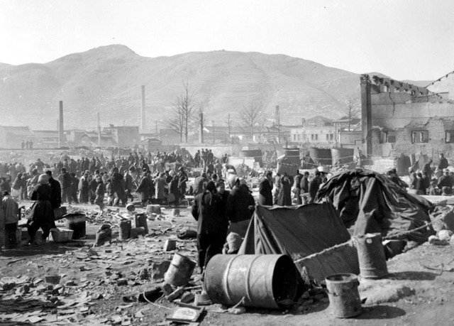 1953년 부산 국제시장 대화재로 폐허가 된 시장 일대
