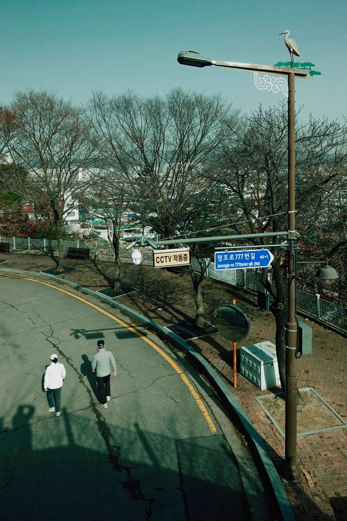 수원 정조로 777번길 표지판과 시민들이 걷는 현재의 수원 거리