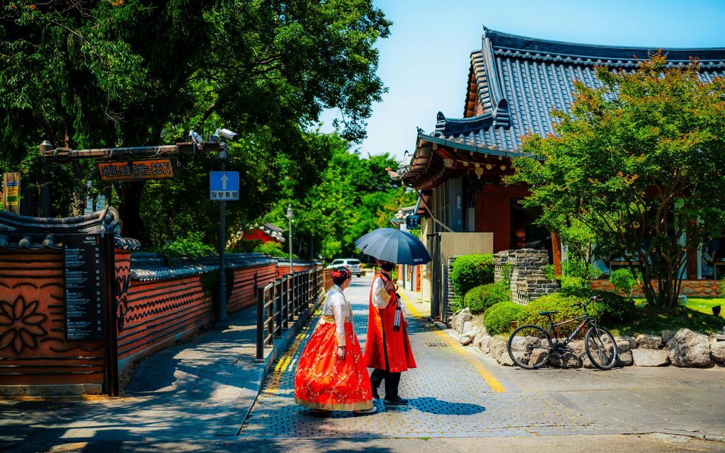 전주한옥마을을 걷는 한복 차림의 방문객들