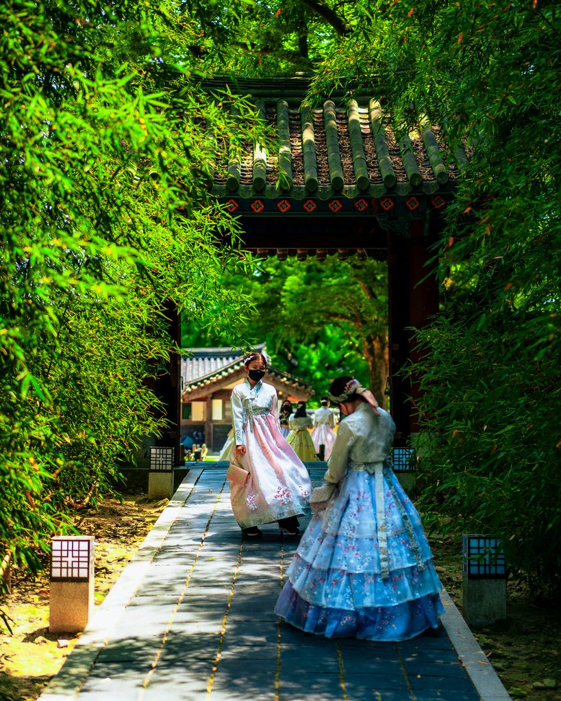 전주 한옥 공간에서 한복을 입고 걷는 방문객들