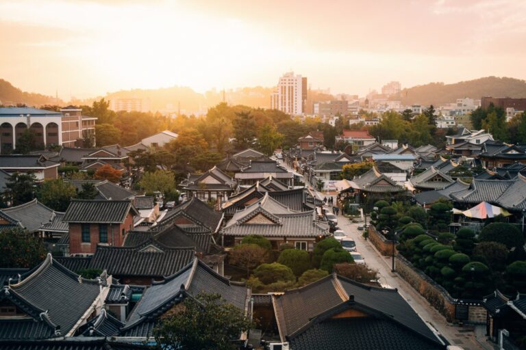 전주 이름 유래를 소개하는 전주한옥마을 전경, 기와지붕과 현대 도심이 함께 보이는 풍경