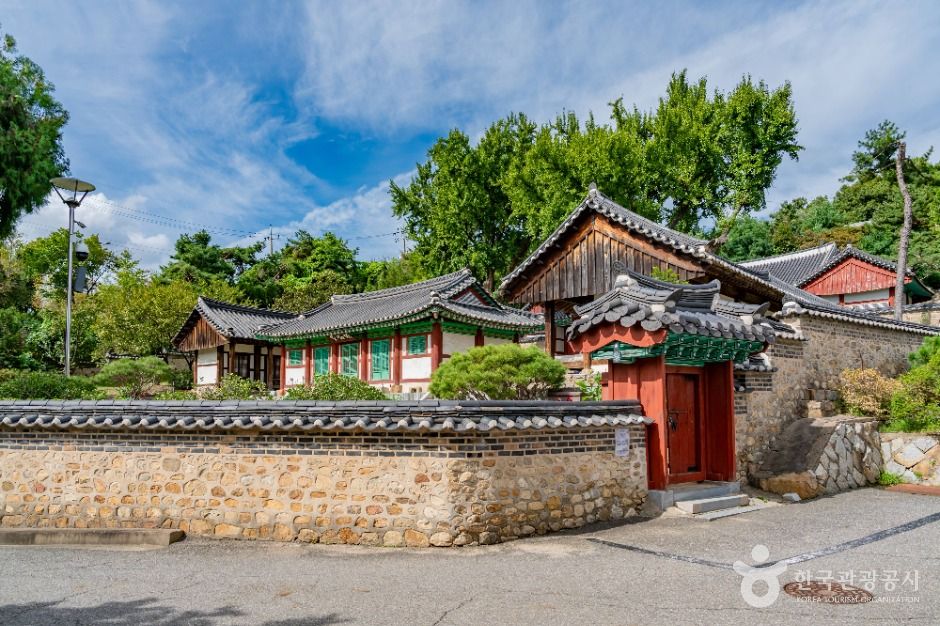 수원향교와 돌담