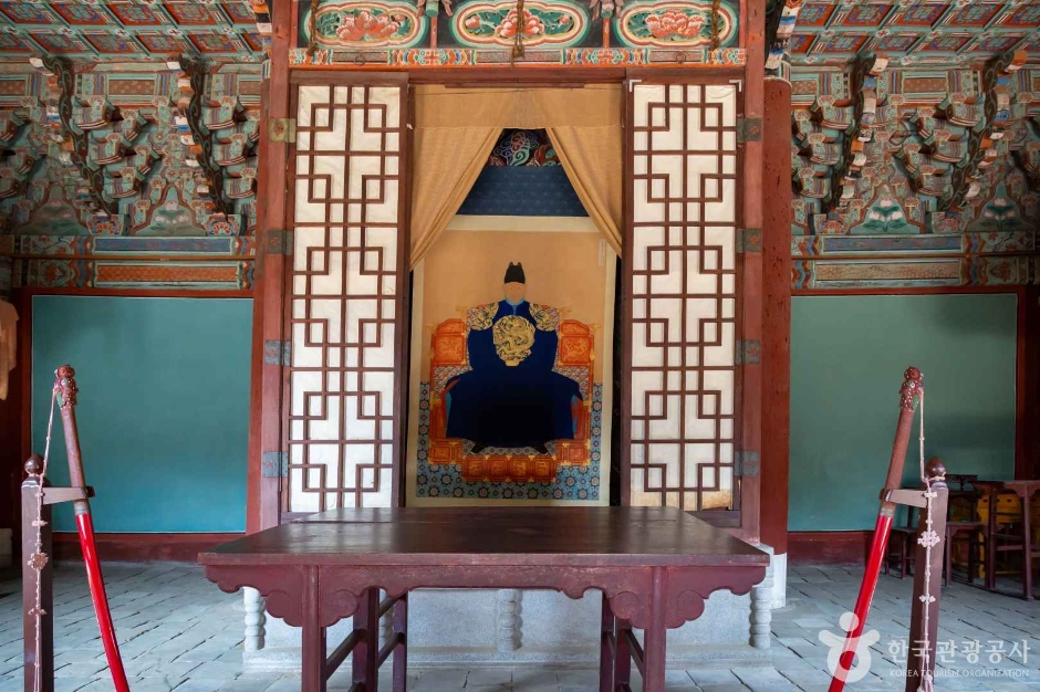 전주 경기전 정전에 모셔진 태조 이성계 어진 복제본