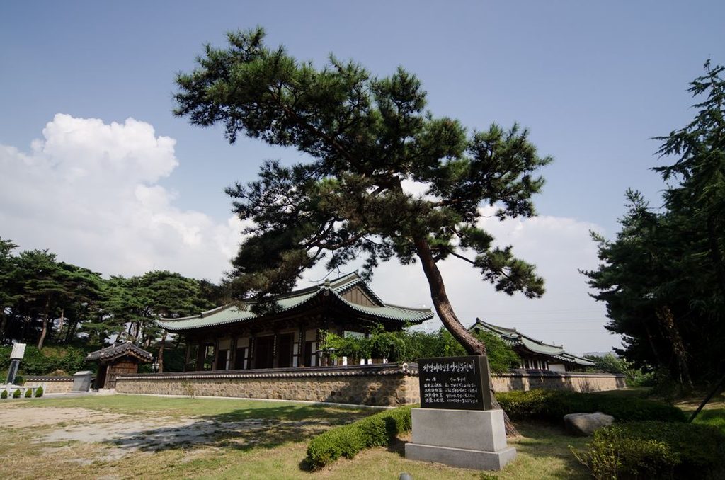  인천 이씨 중시조 이허겸의 묘를 지키고 제사를 지내기 위해 세운 원인재 전경