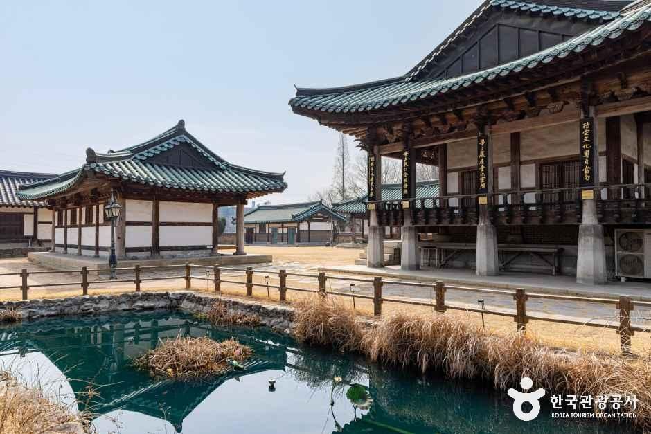 원인재에 있는 연못과 건물들