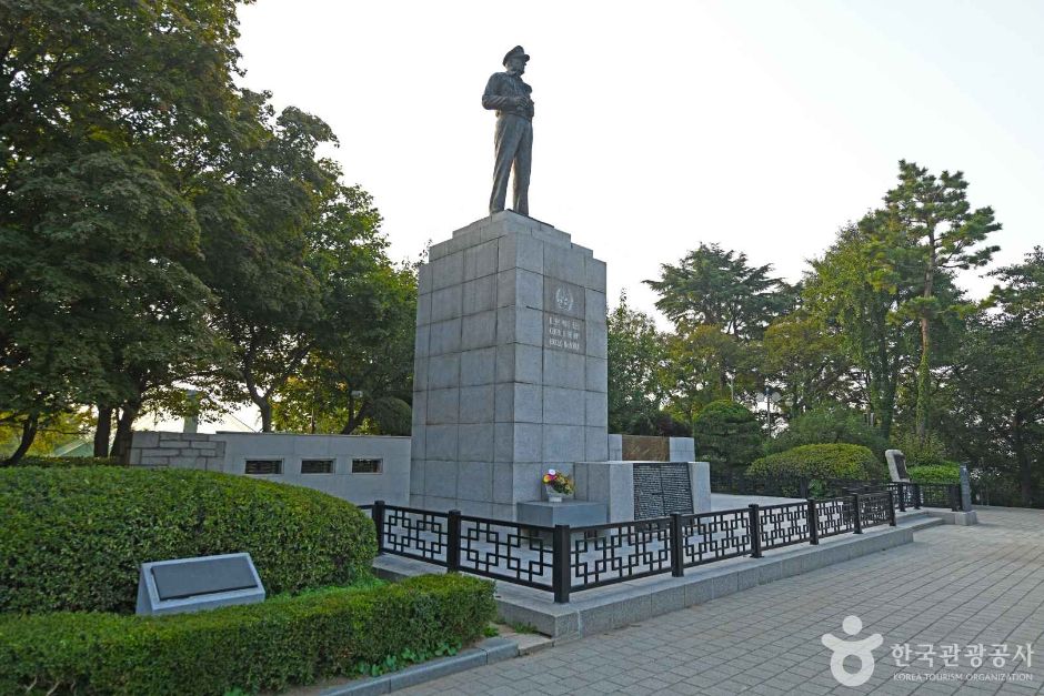 자유공원에 있는 멕아더 장군 동상