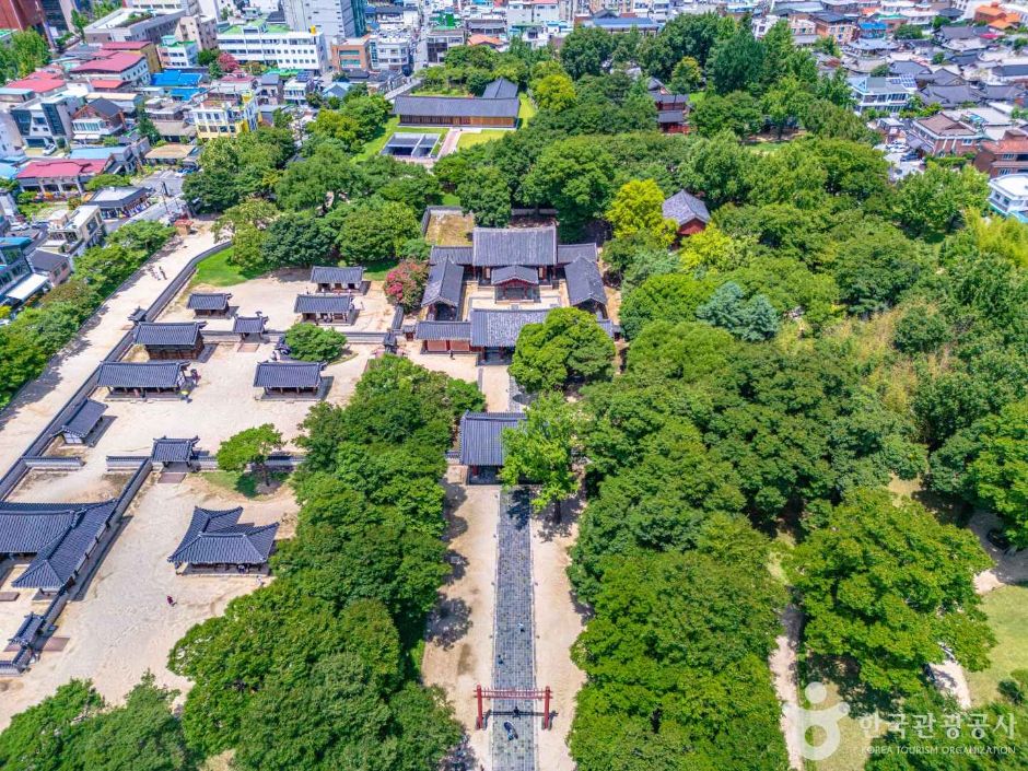태조 이성계의 어진을 봉안하고 제사하는 전각인 전주 경기전