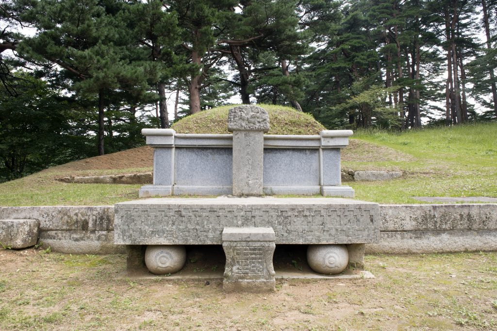 강원특별자치도 강릉시 성산면 보광리에 자리한 명주군왕 김주원의 무덤과 주변 석조물.