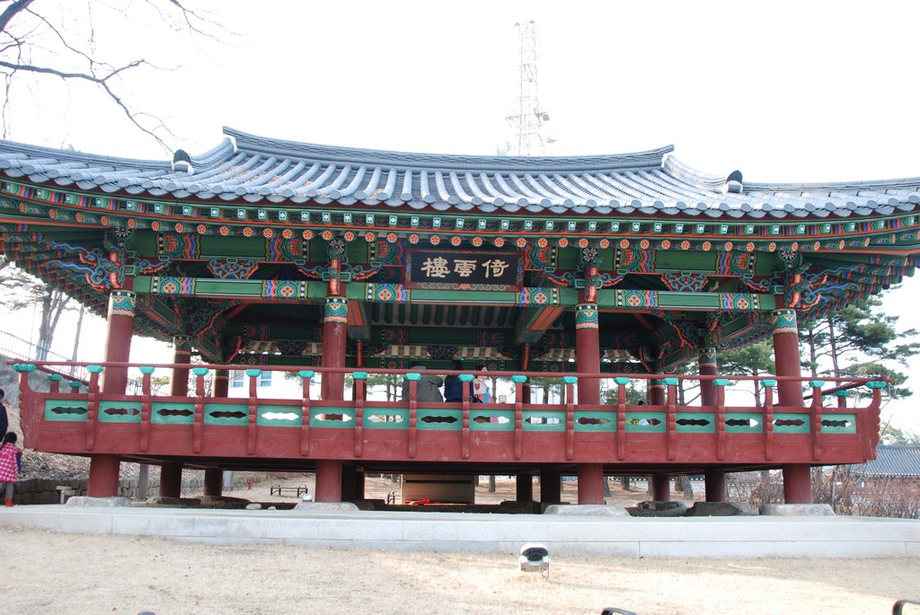 강릉대도호부 관아 의운루의 정면 모습. 화려한 단청으로 장식된 팔작지붕과 붉은 기둥, 난간을 갖춘 누각 건축물.