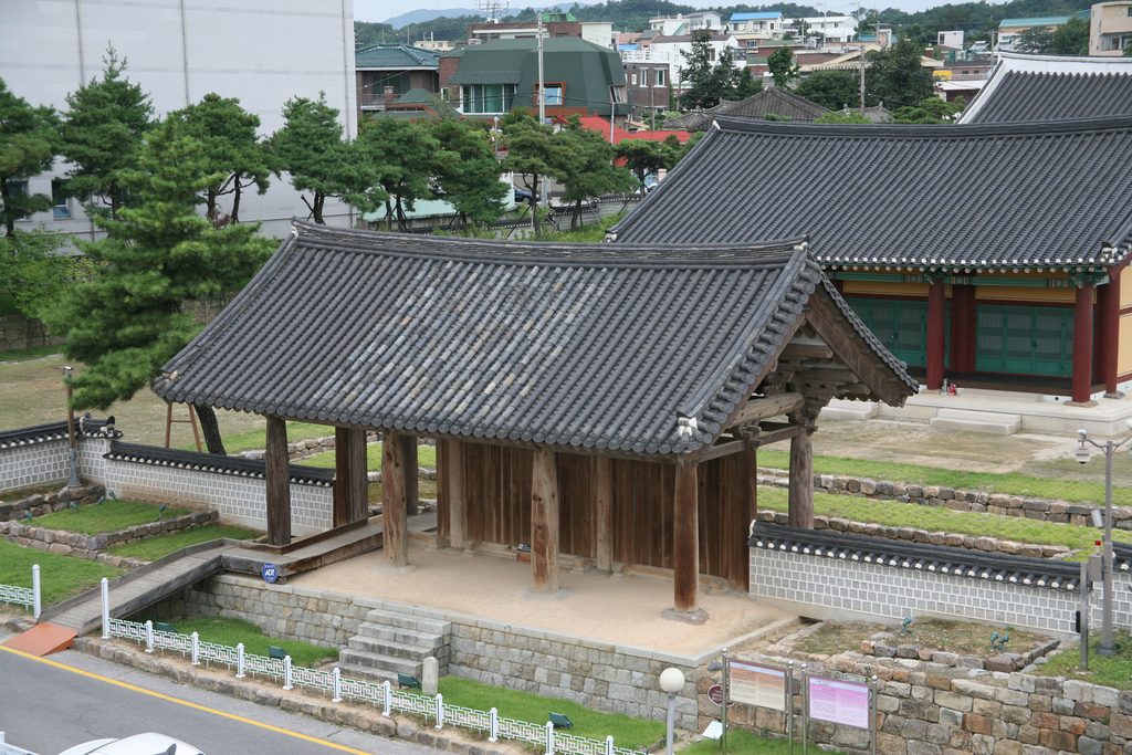 임영관 우측 전경
